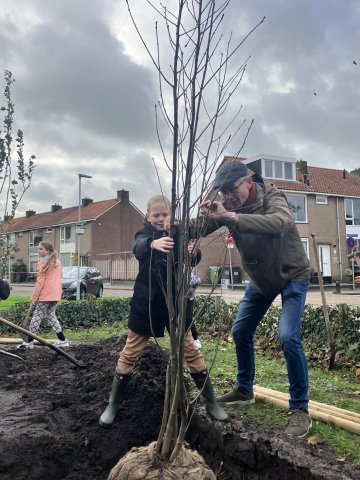 Kinderburgemeester Bo Weeting en wethouder Harm Scheepstra planten samen een boom