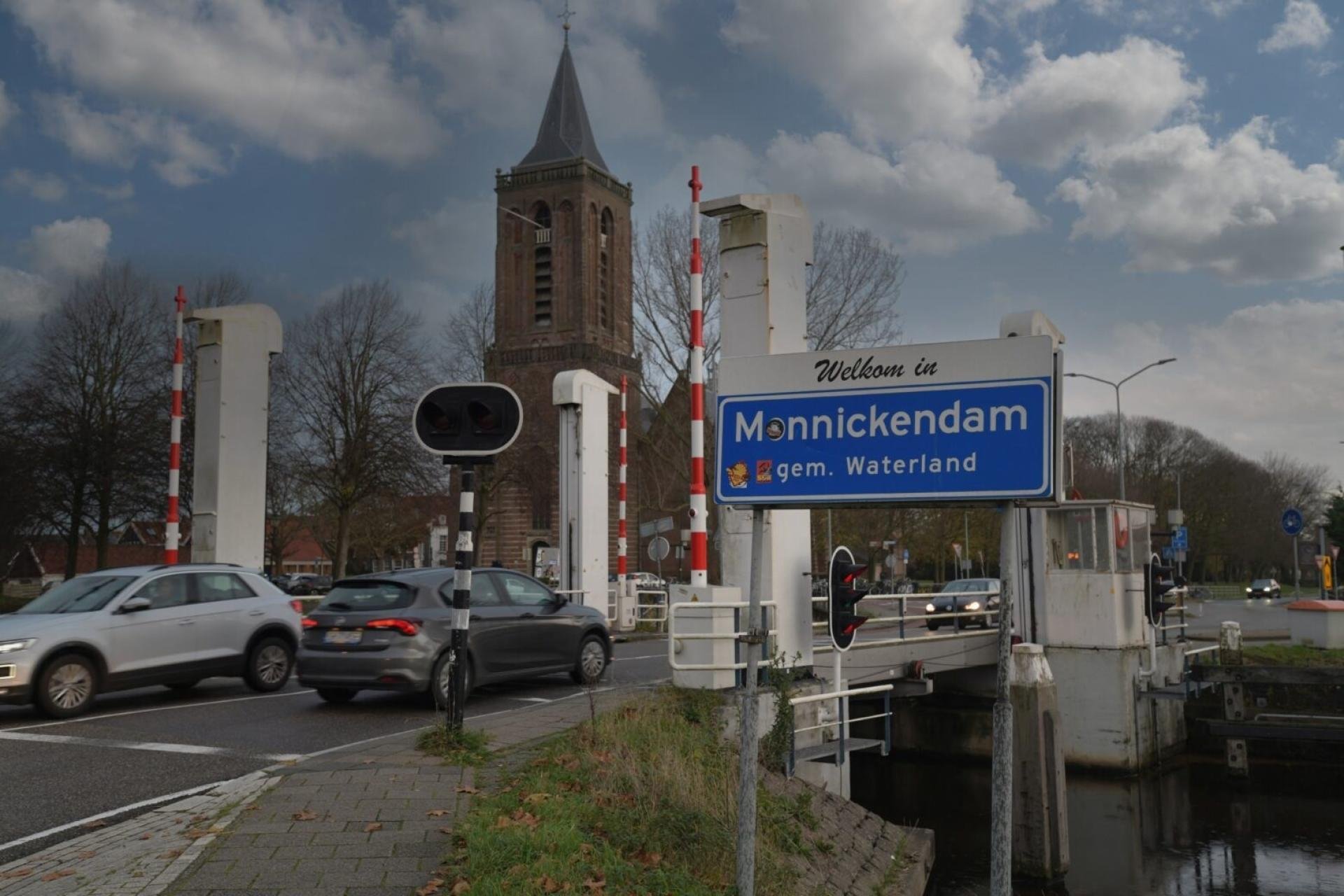 Bernhardbrug, Entree Monnickendam met bord en Grote Kerk